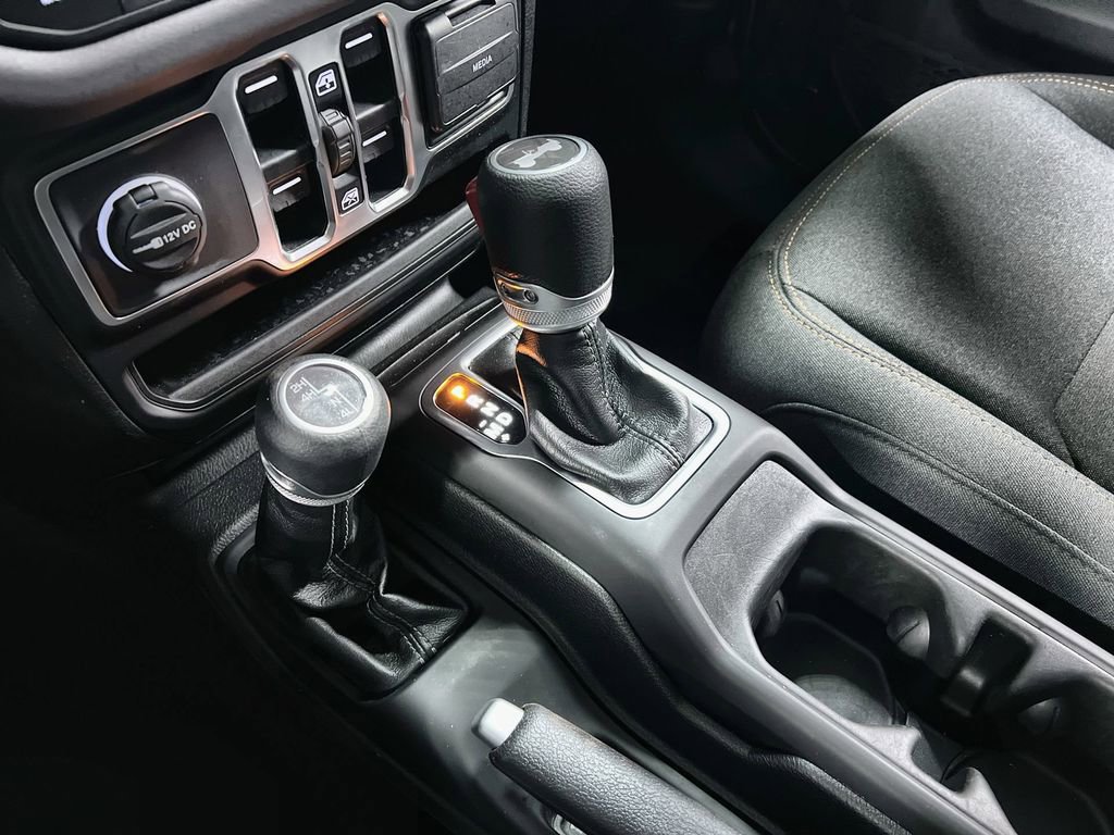 Used 2025 Jeep Wrangler Unlimited Sahara AWD/4WD image 31