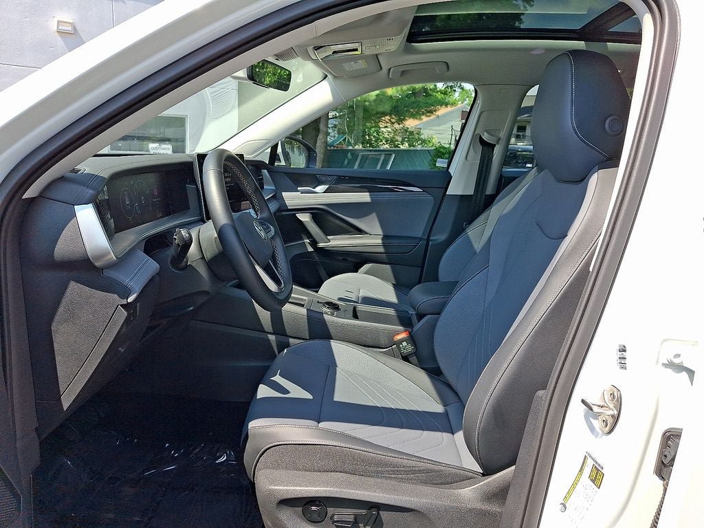 Used 2026 Volkswagen Tiguan SE w/ Panoramic Sunroof Package AWD/4WD image 14