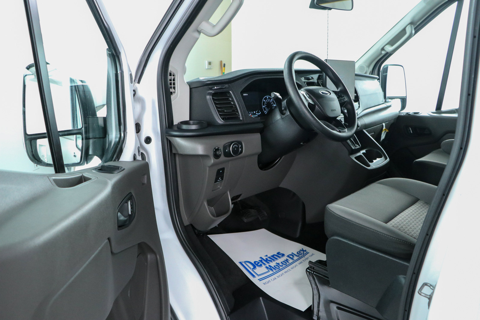 Used 2025 Ford Transit 350 XLT RWD image 3