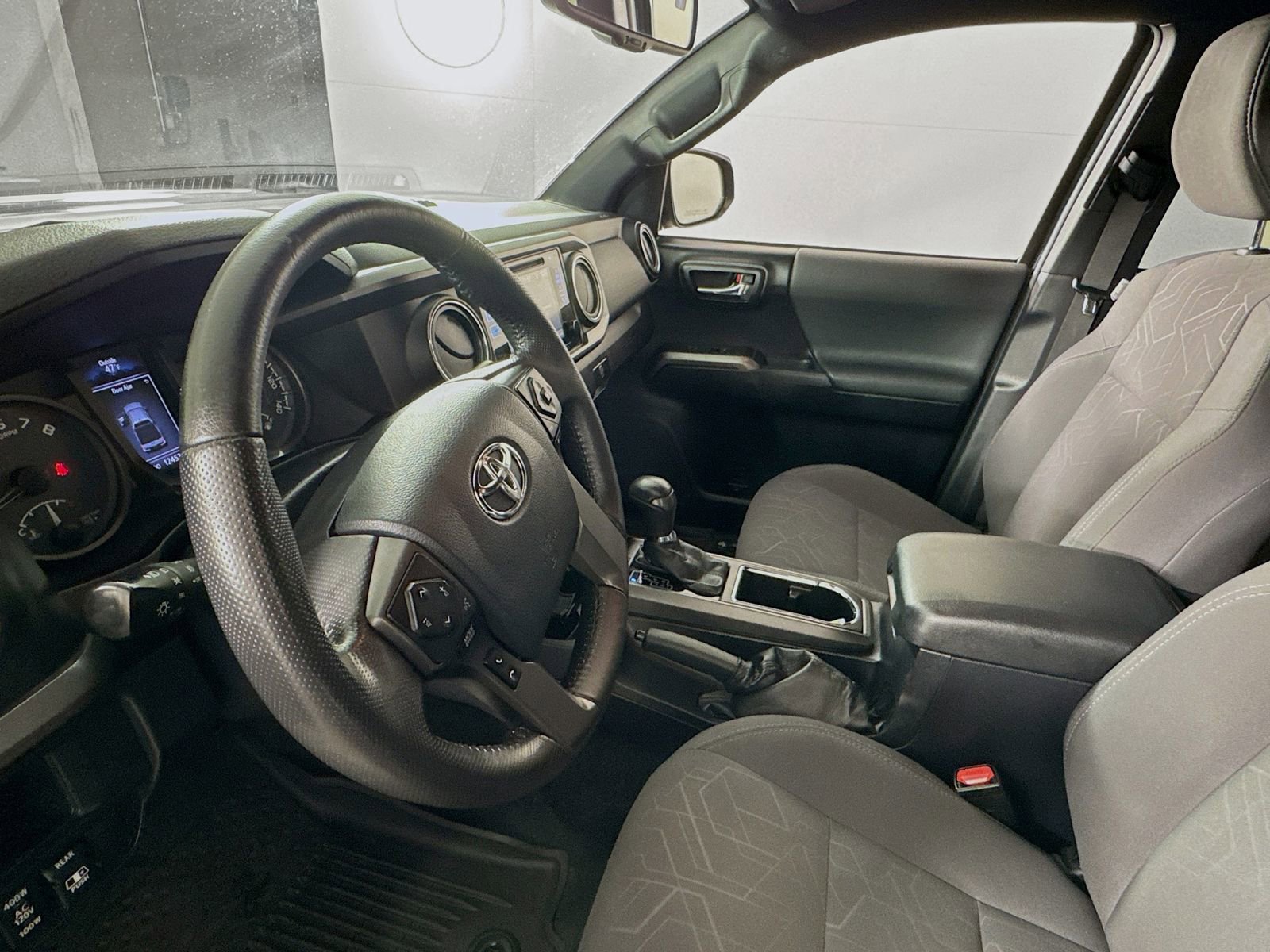 Used 2017 Toyota Tacoma TRD Sport image 7