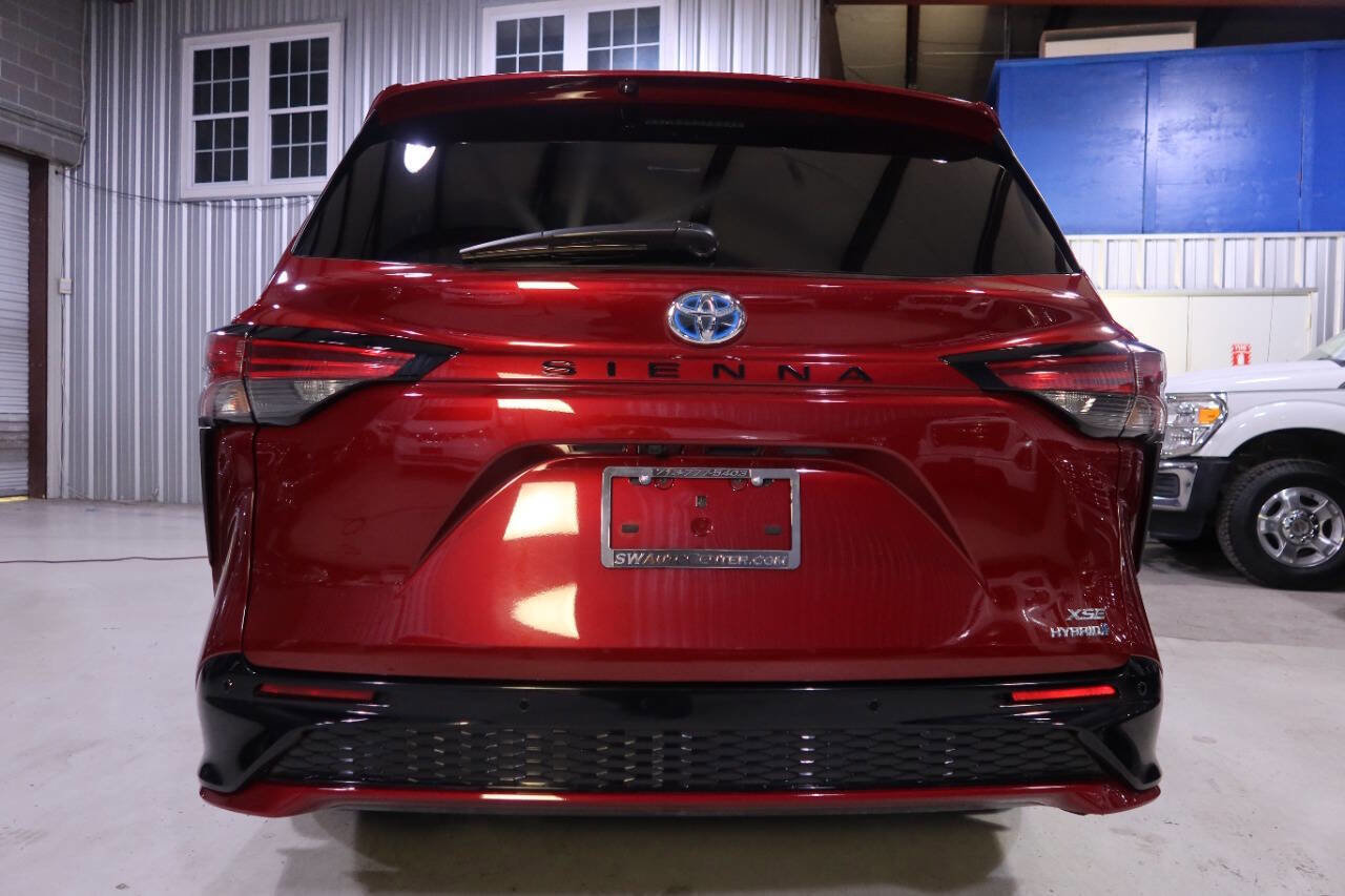 Used 2024 Toyota Sienna XSE image 4