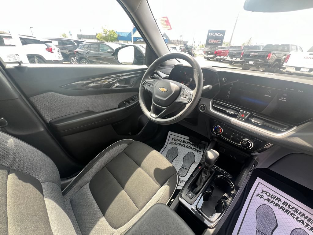 Used 2025 Chevrolet TrailBlazer LT AWD/4WD image 32