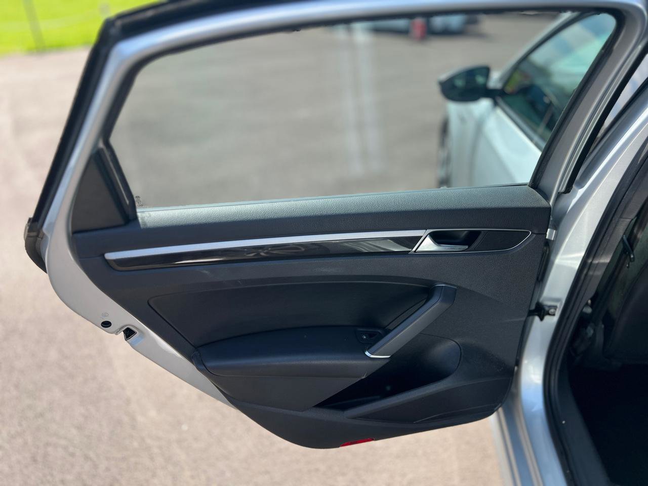 Used 2018 Volkswagen Passat 3.6 FWD image 28