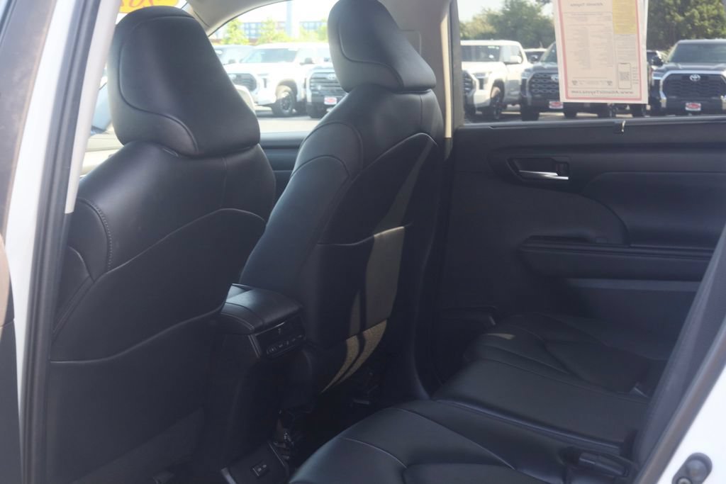 Used 2025 Toyota Highlander XLE AWD/4WD image 28