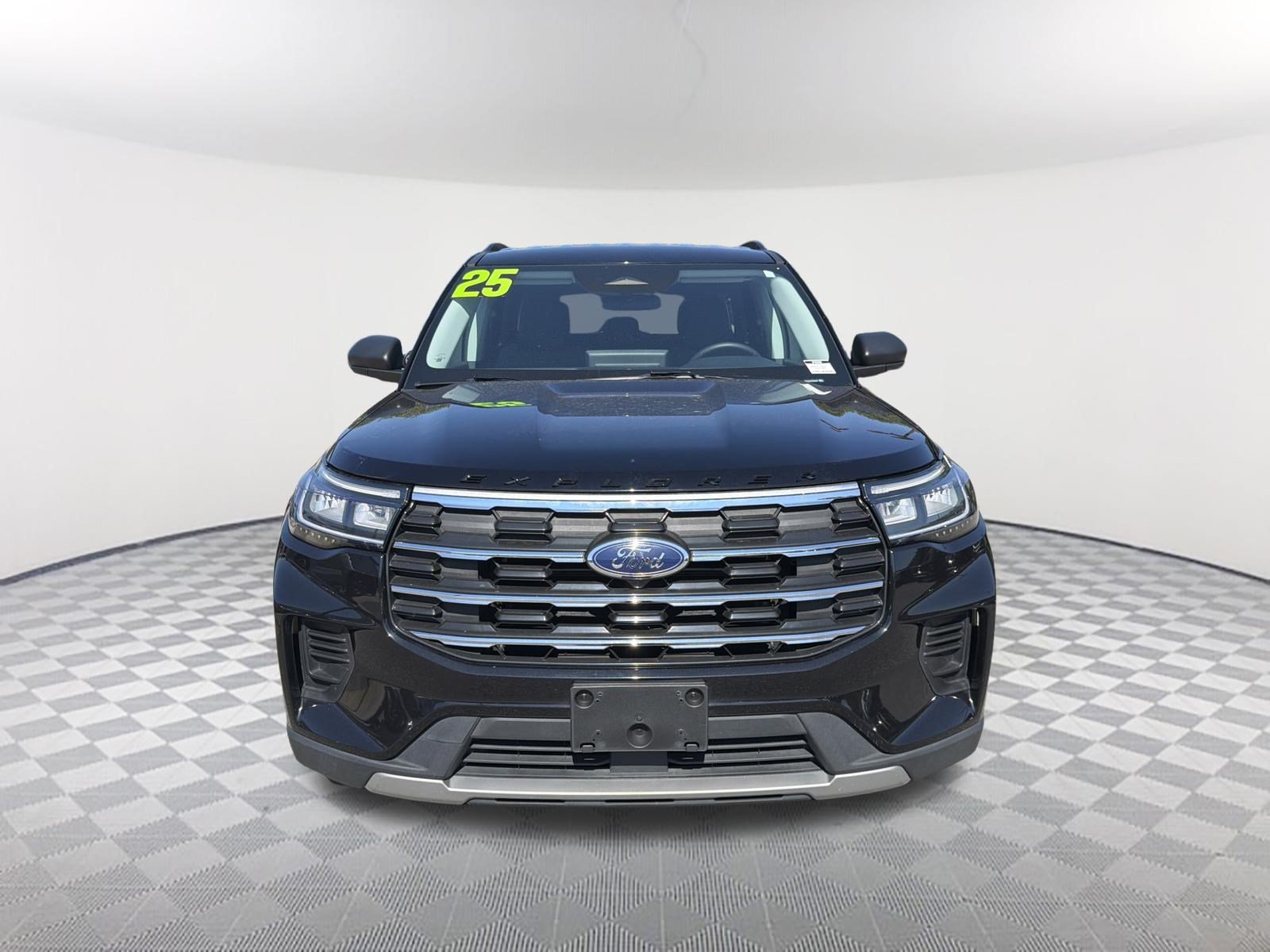 Used 2025 Ford Explorer Active RWD image 2