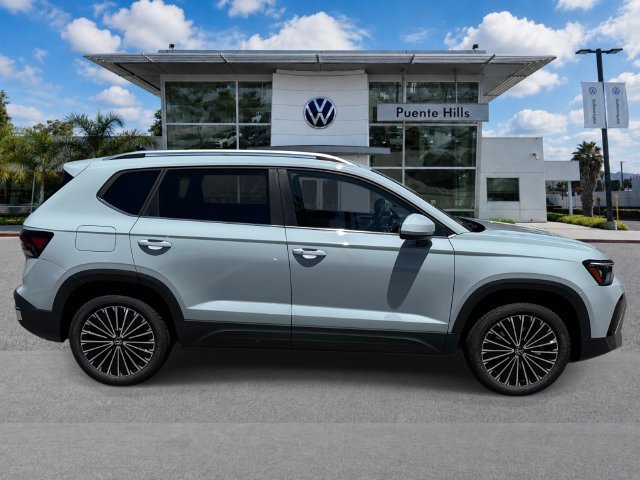 New 2026 Volkswagen Taos SE FWD image 3