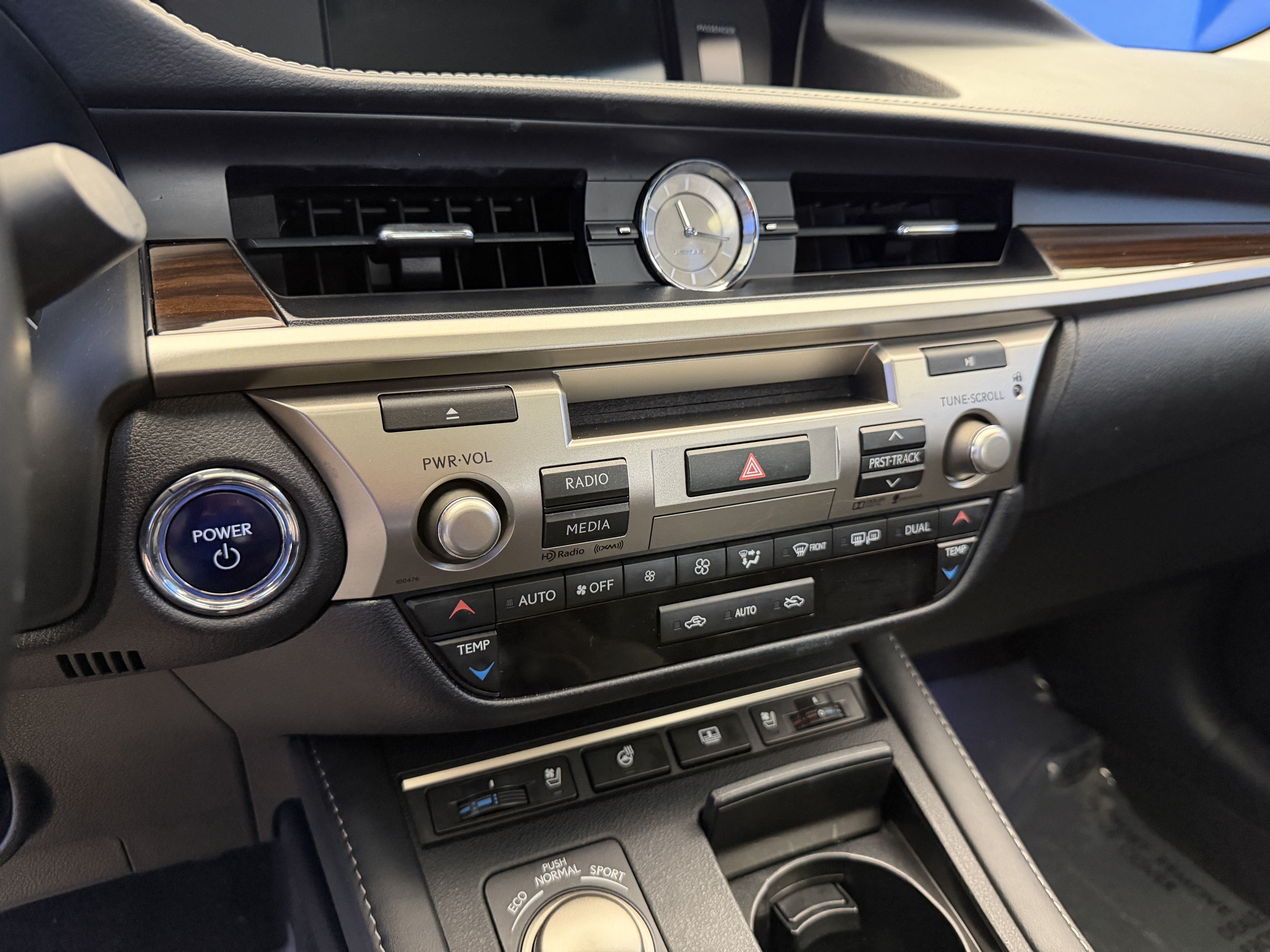 Used 2016 Lexus ES 300h w/ Luxury Package w/Wood Trim FWD image 21