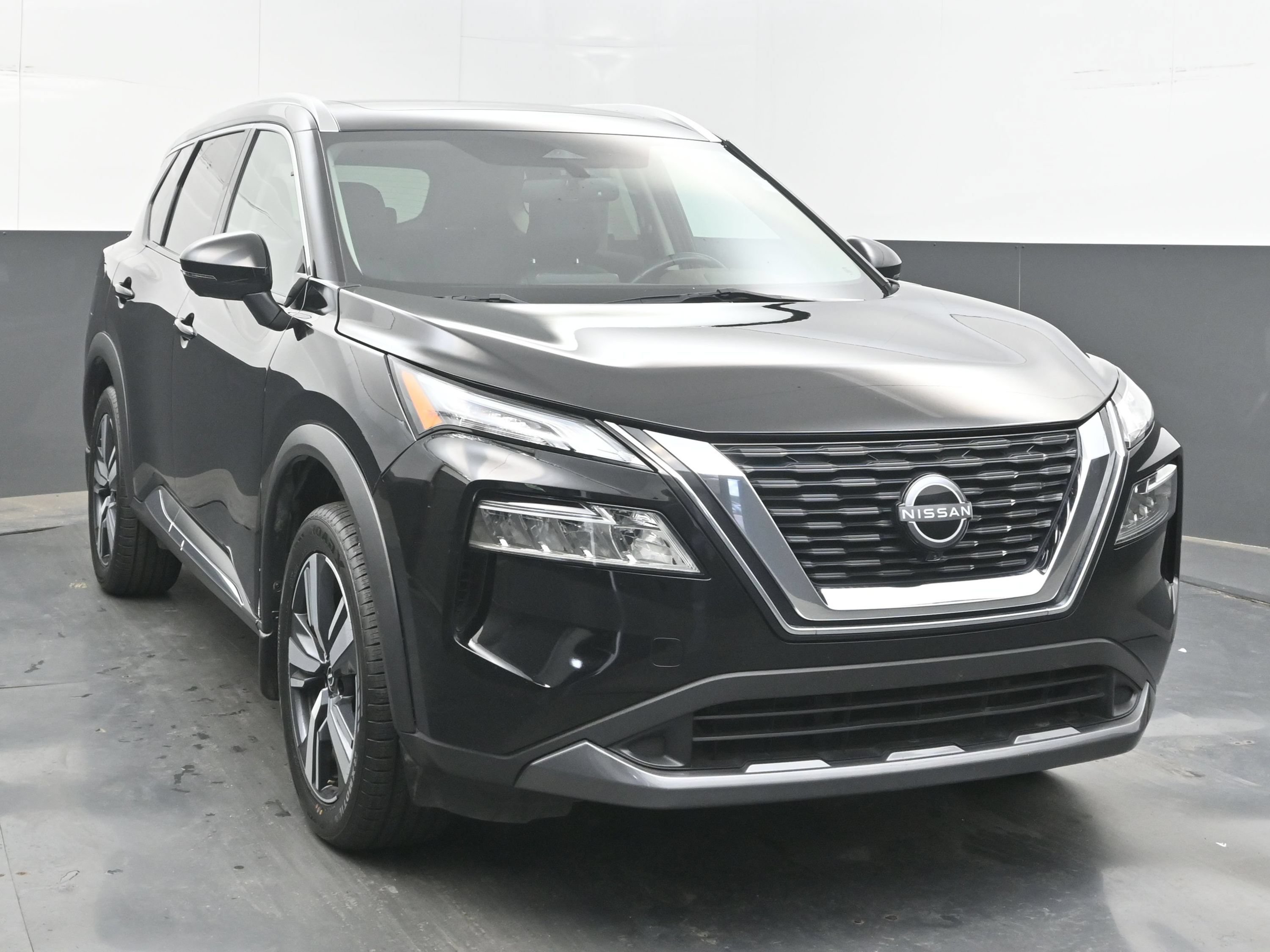 Used 2023 Nissan Rogue SL AWD/4WD image 2
