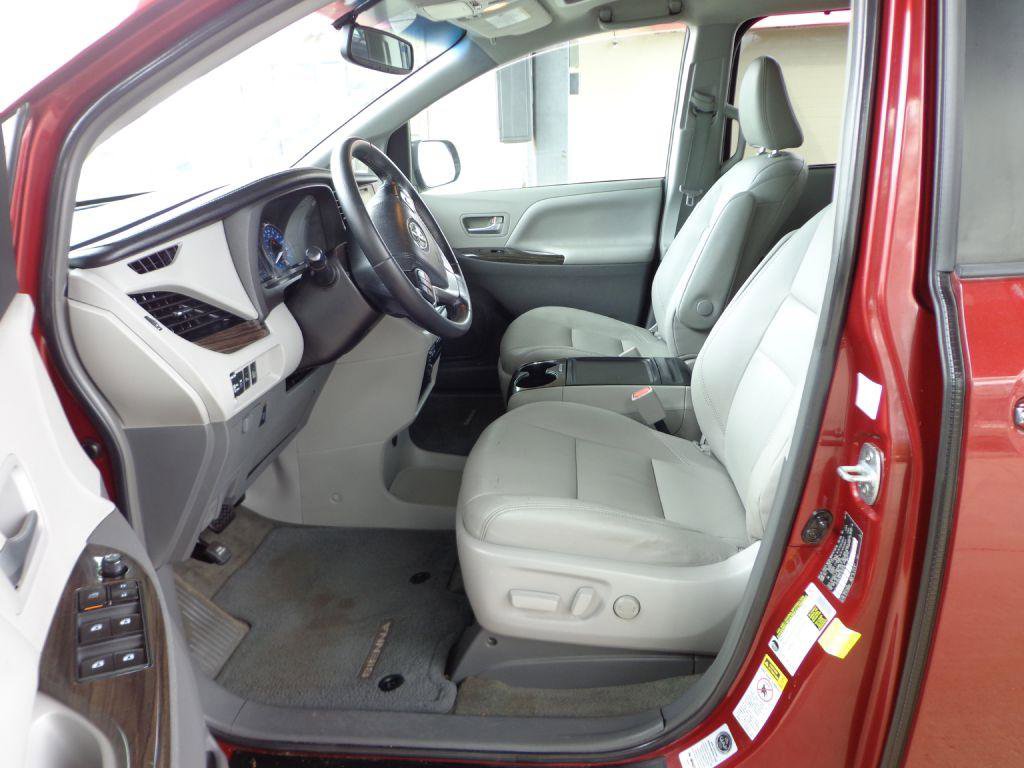 Used 2015 Toyota Sienna XLE w/ XLE Navigation Package FWD image 12