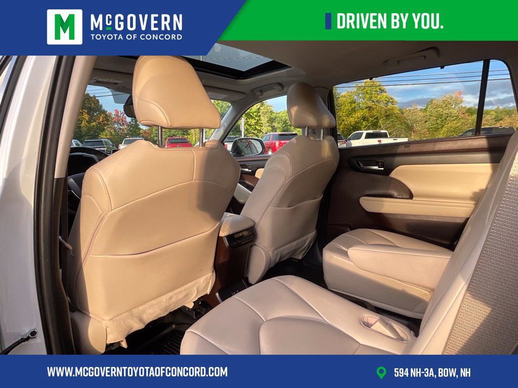 Used 2021 Toyota Highlander XLE AWD/4WD image 15
