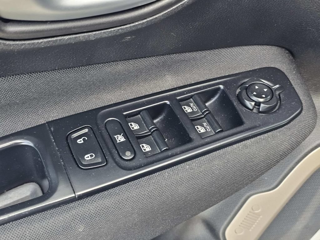 Used 2017 Jeep Renegade Latitude FWD image 21