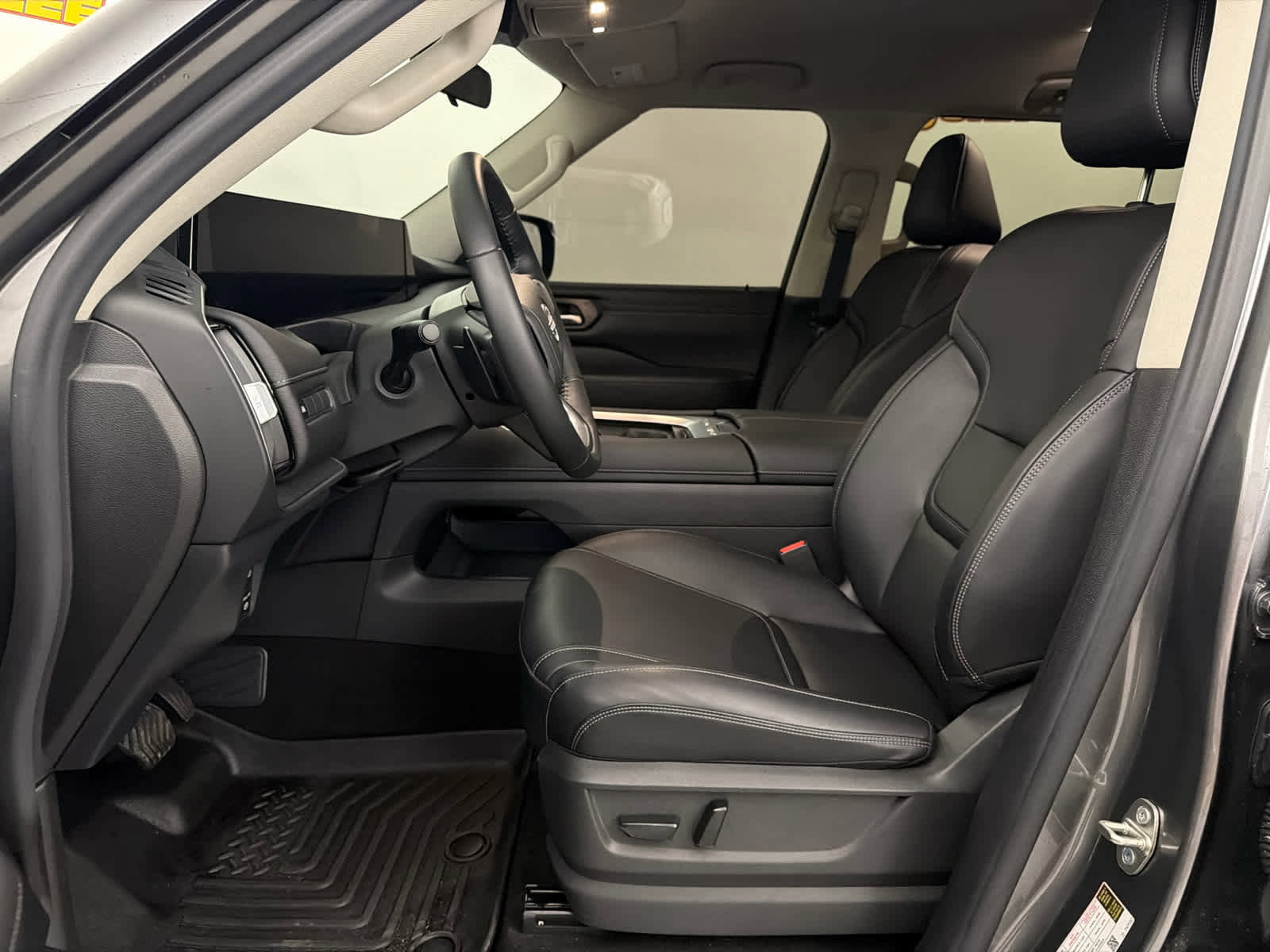 Used 2025 Nissan Armada SV image 14