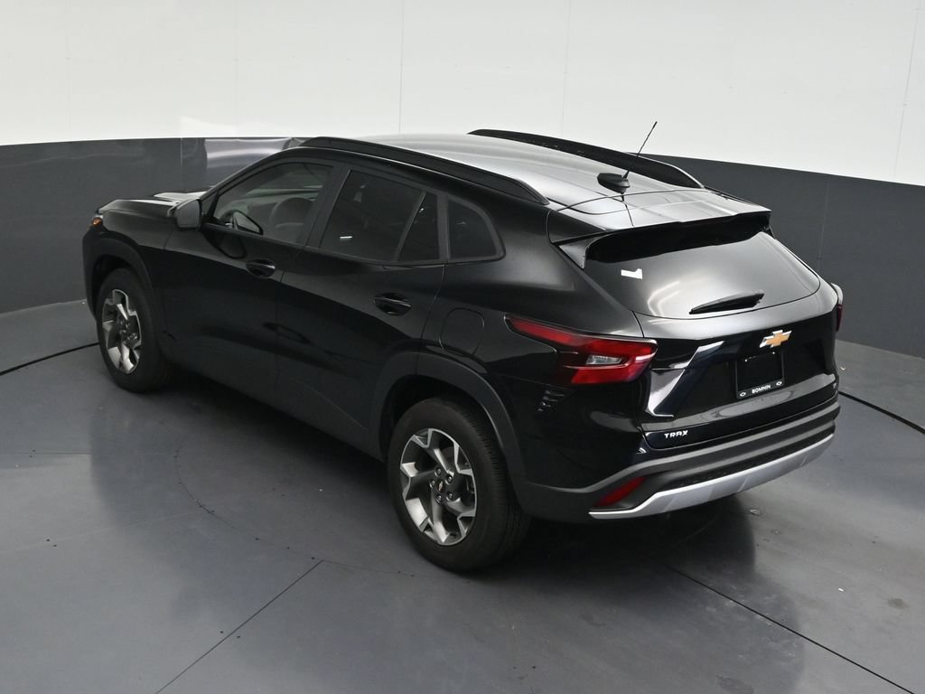 Used 2025 Chevrolet Trax LT FWD image 17