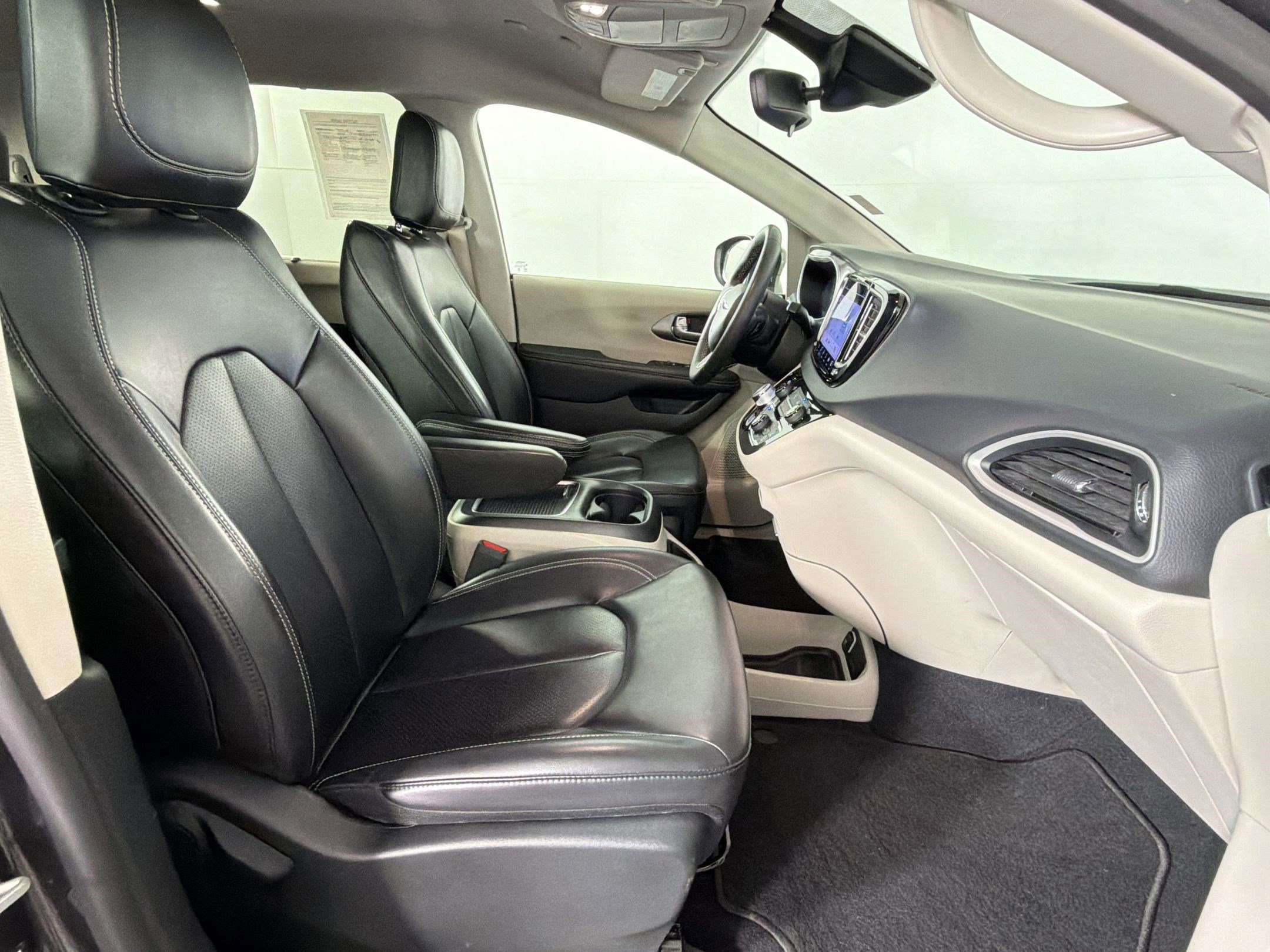 Used 2023 Chrysler Pacifica Touring-L FWD image 29