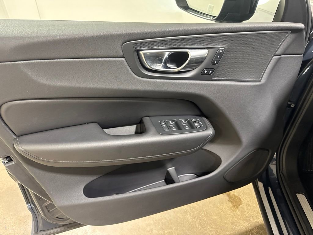 Used 2025 Volvo XC60 B5 Plus AWD/4WD image 17