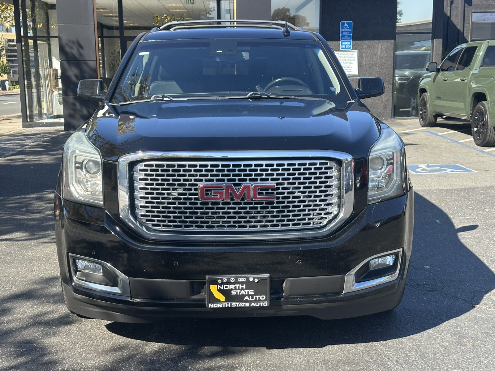 Used 2015 GMC Yukon Denali w/ Premium Package AWD/4WD image 5