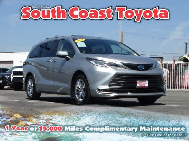 Used 2024 Toyota Sienna Limited FWD image 1
