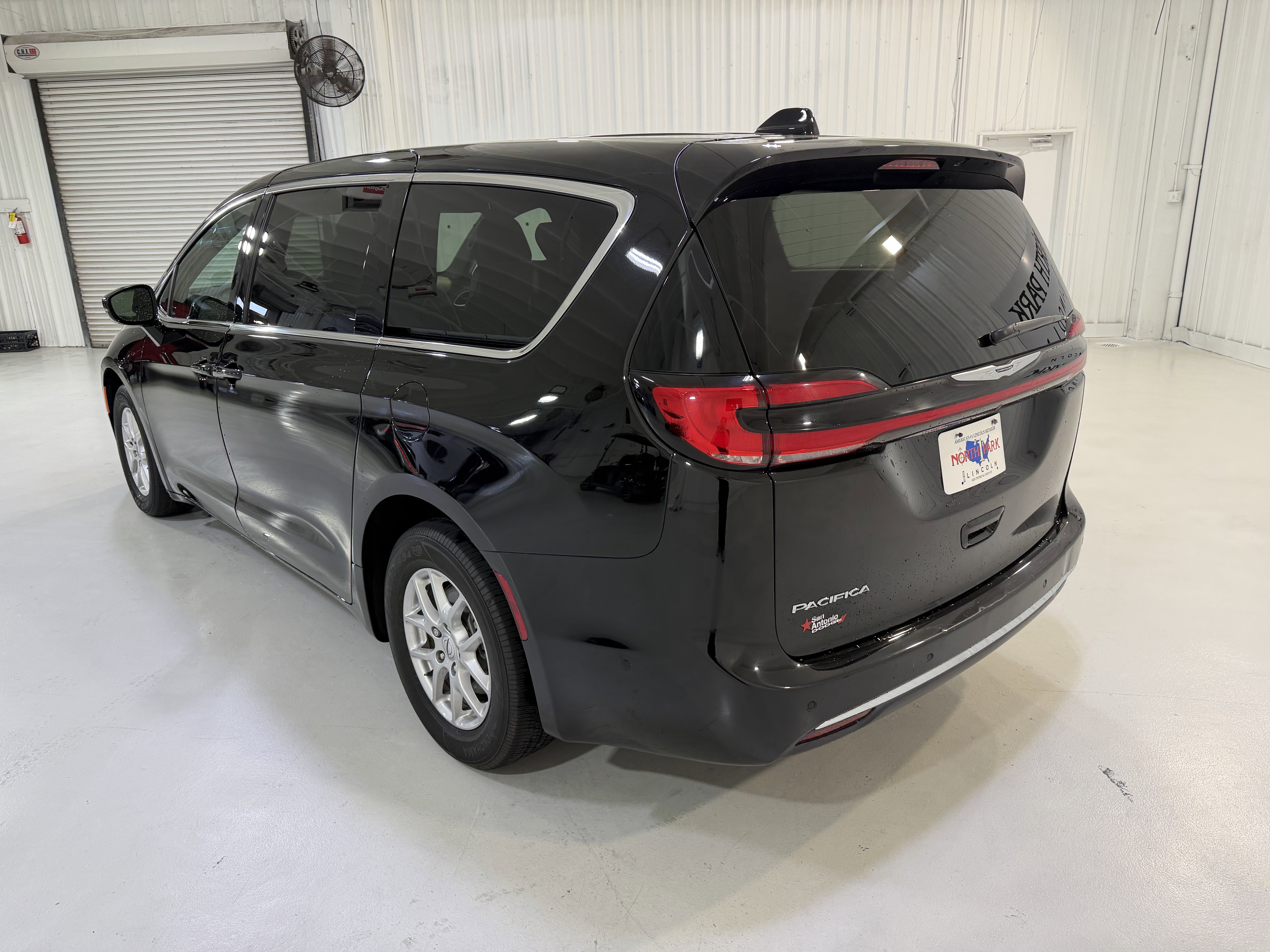 Used 2025 Chrysler Pacifica Select FWD image 3