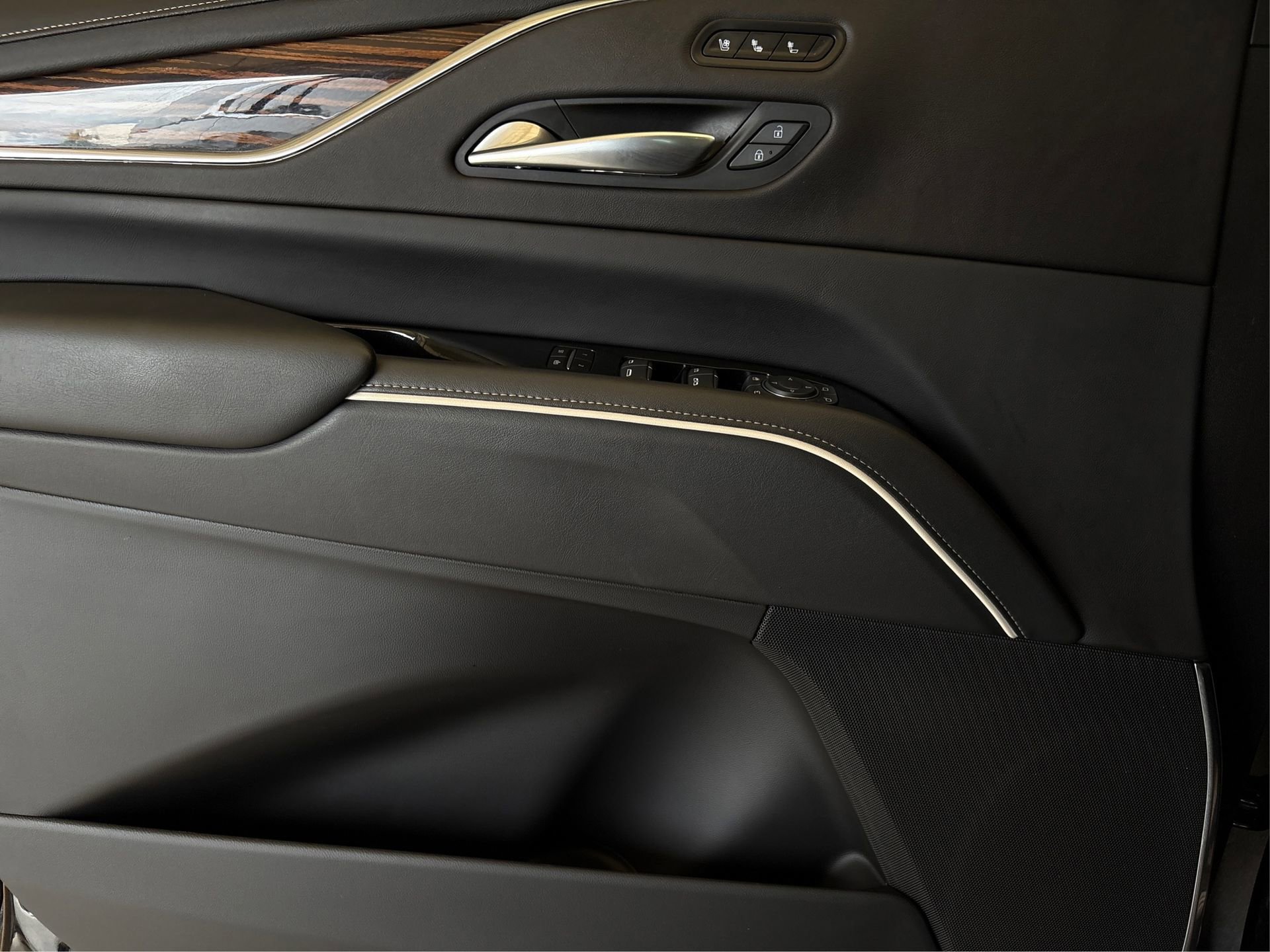 Used 2022 Cadillac Escalade Premium Luxury image 21