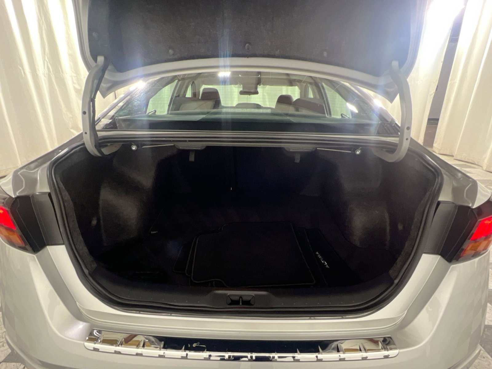 Used 2023 Nissan Altima 2.5 SV w/ SV Premium Package image 27