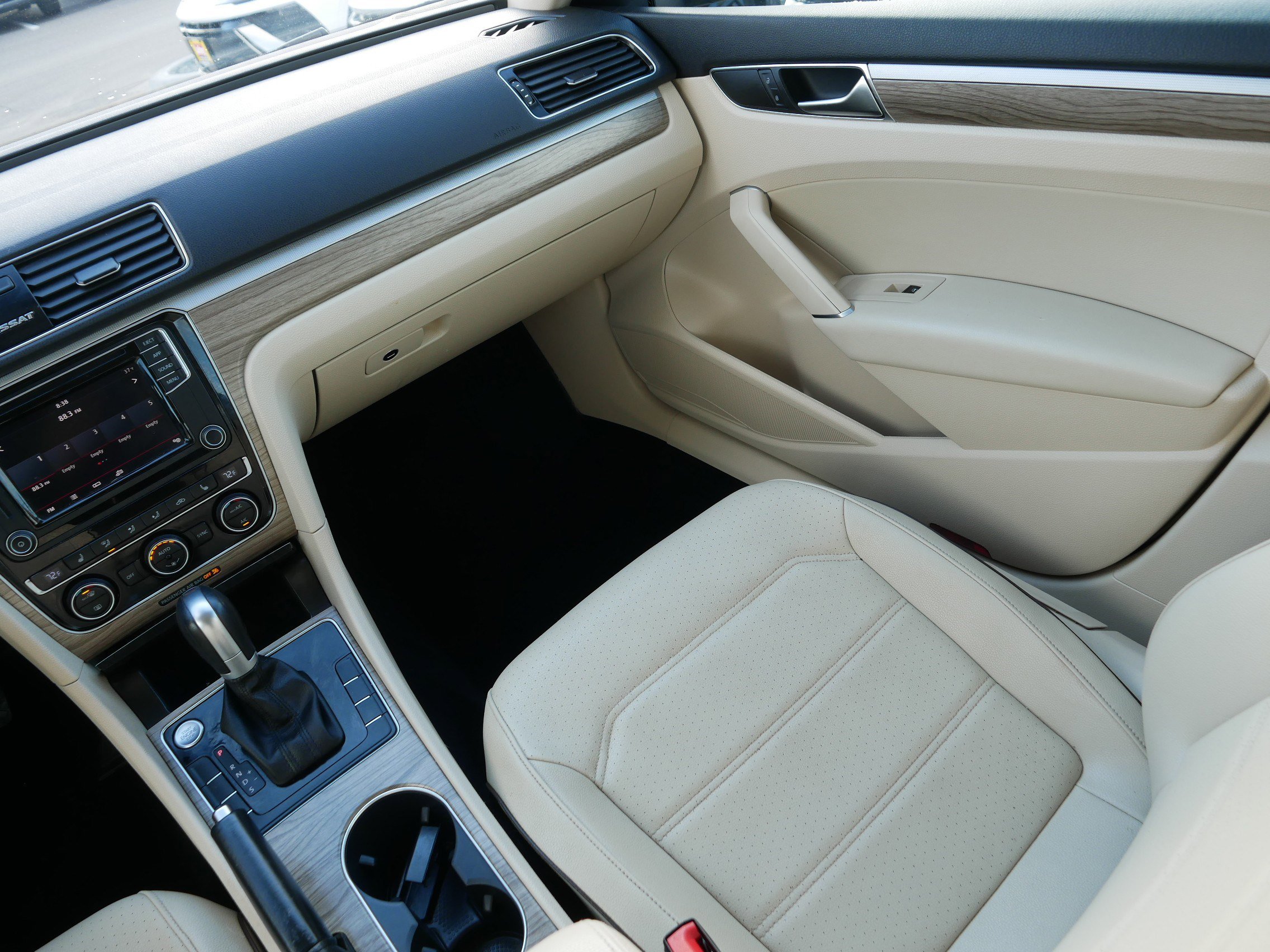 Used 2018 Volkswagen Passat 2.0T SE image 11