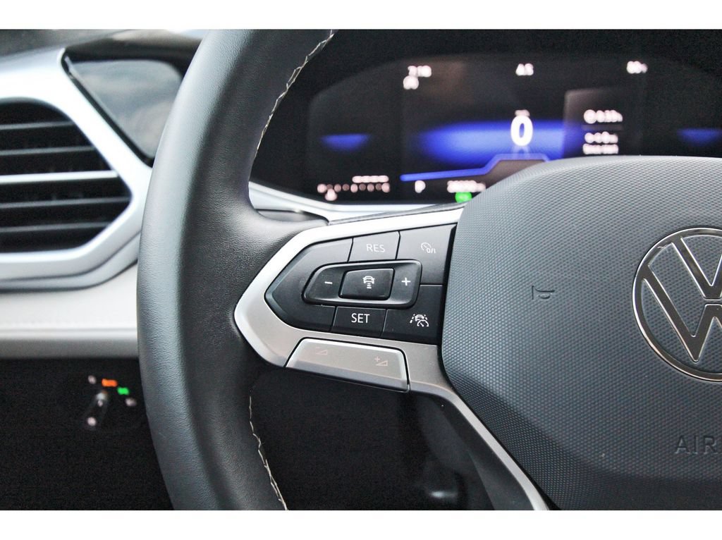 Used 2025 Volkswagen Taos SE FWD image 19