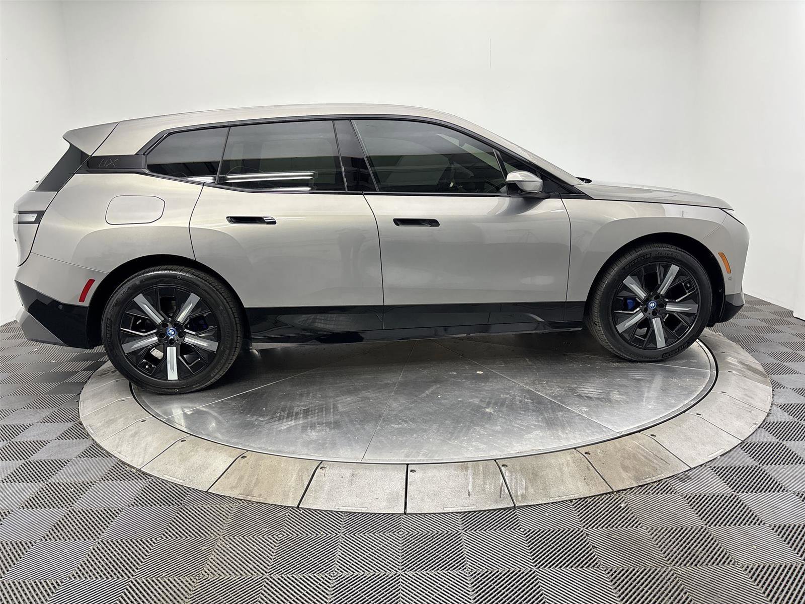 Certified 2024 BMW iX xDrive50 w/ Premium Package AWD/4WD image 17