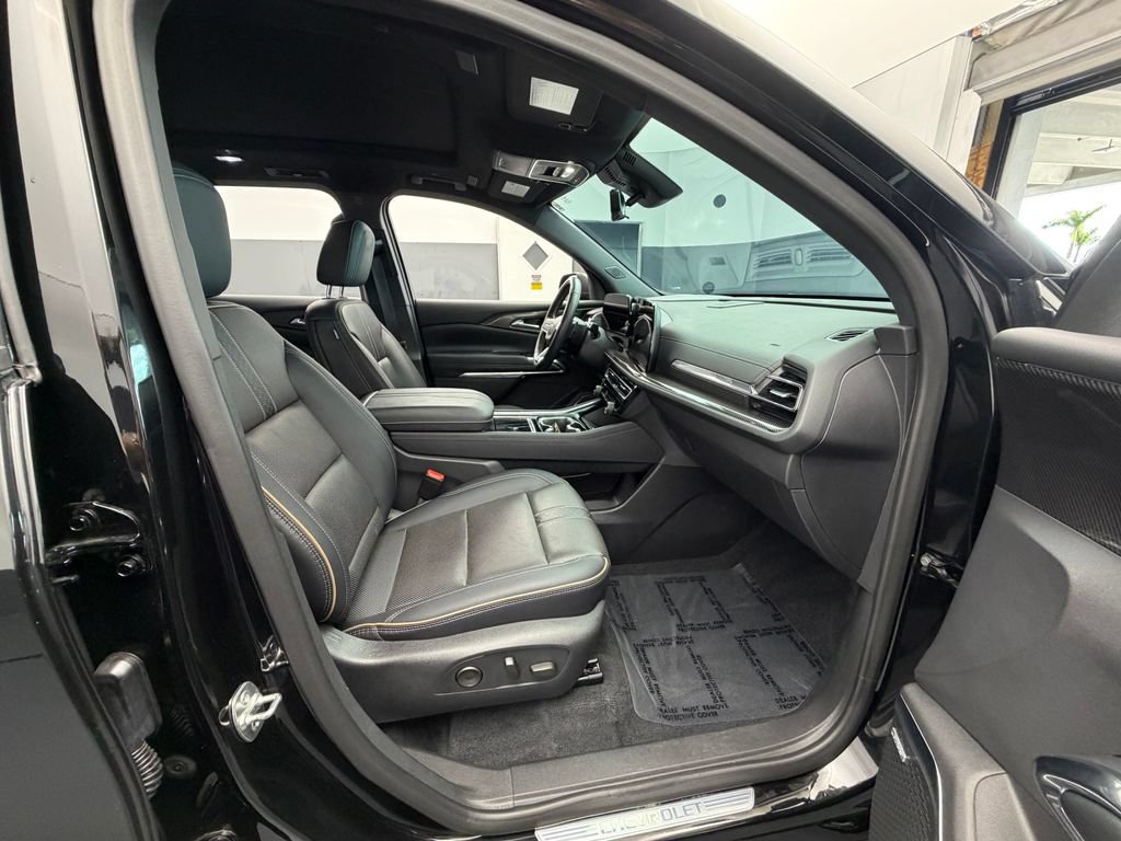 Used 2025 Chevrolet Traverse High Country FWD image 16