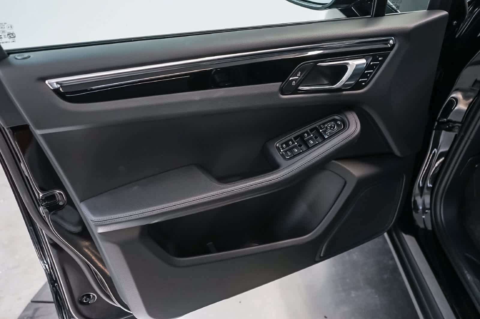 Certified 2026 Porsche Macan AWD/4WD image 14