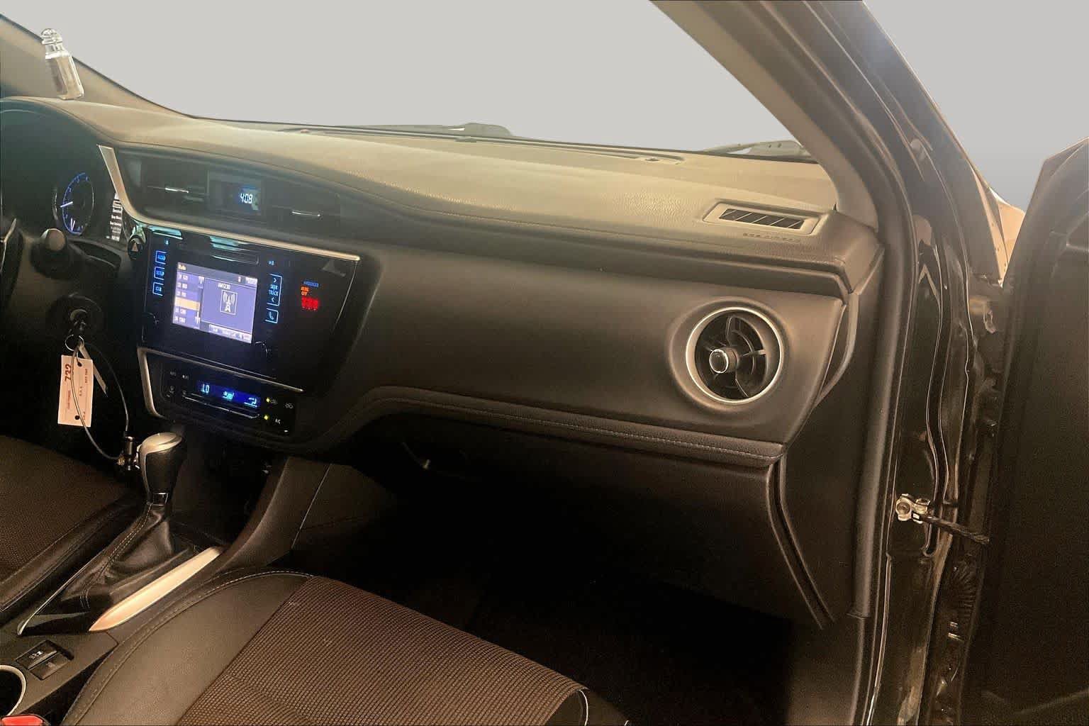 Used 2018 Toyota Corolla SE w/ Carpet Mat Package (TMS) FWD image 17