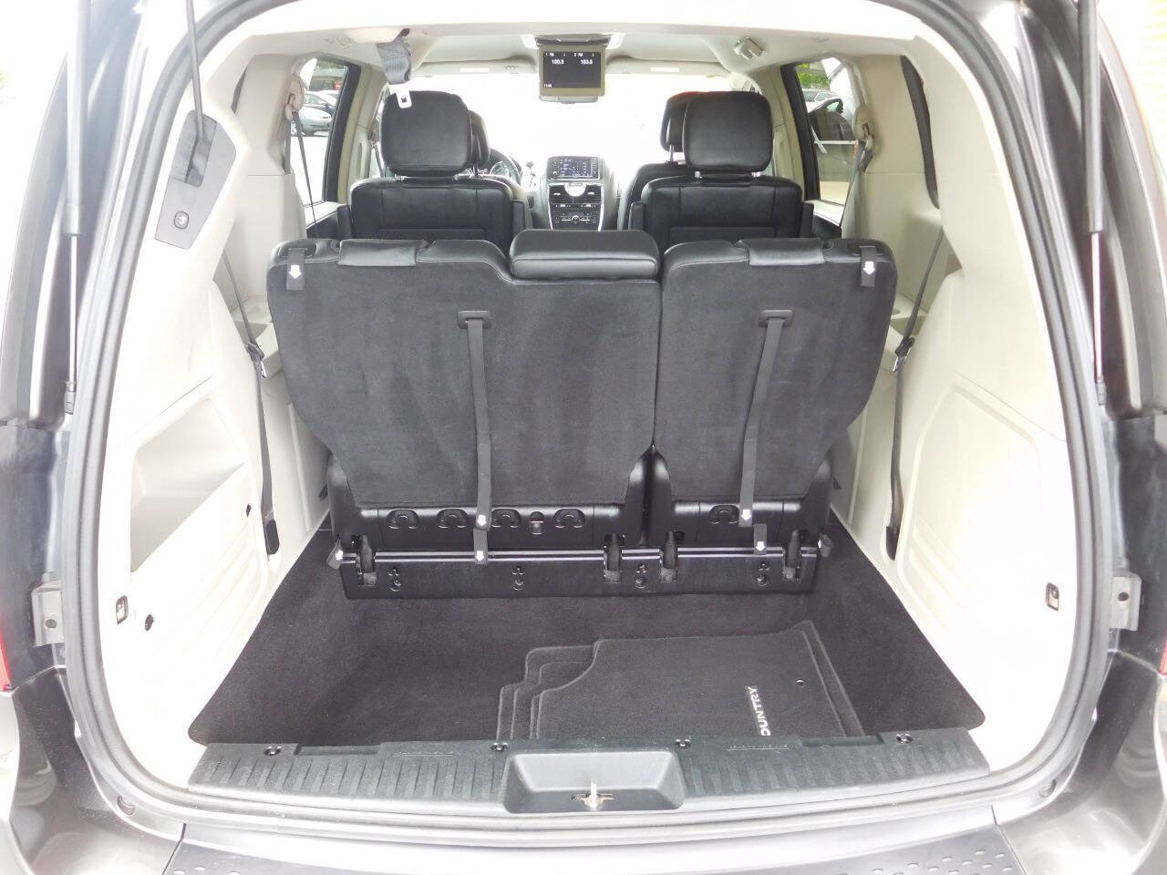 Used 2016 Chrysler Town & Country Touring image 8