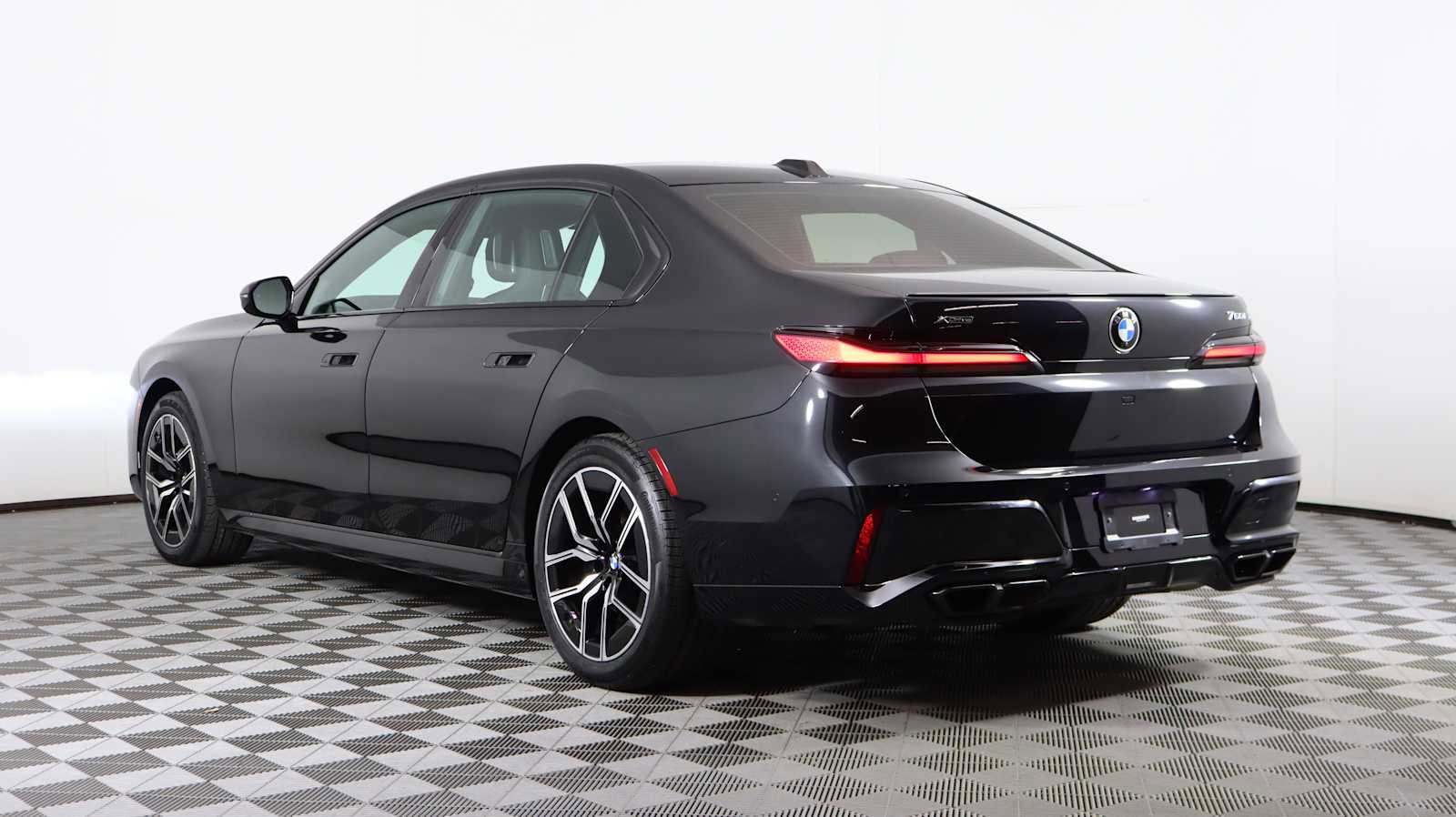 Used 2023 BMW 760i xDrive w/ Executive Package image 3