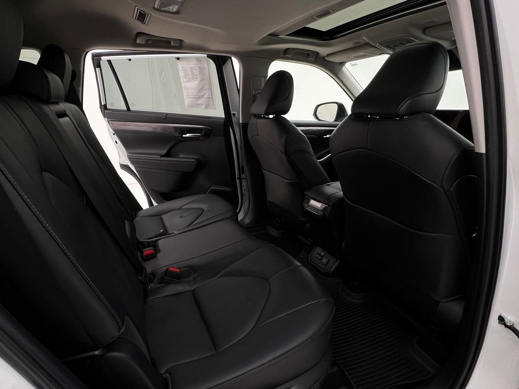 Used 2023 Toyota Highlander Limited image 14