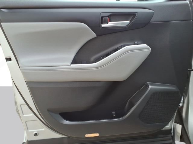 Used 2023 Toyota Highlander XLE image 10