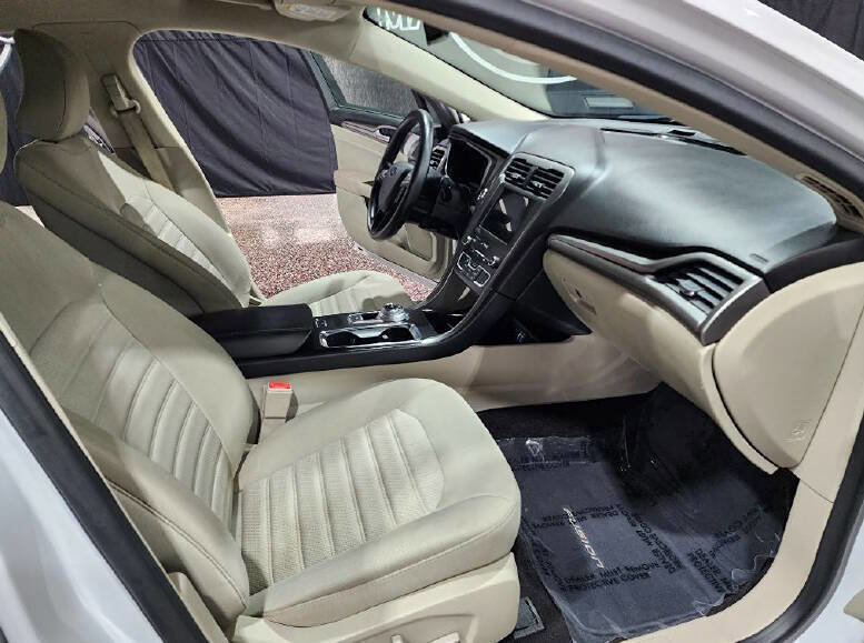 Used 2019 Ford Fusion SE FWD image 12