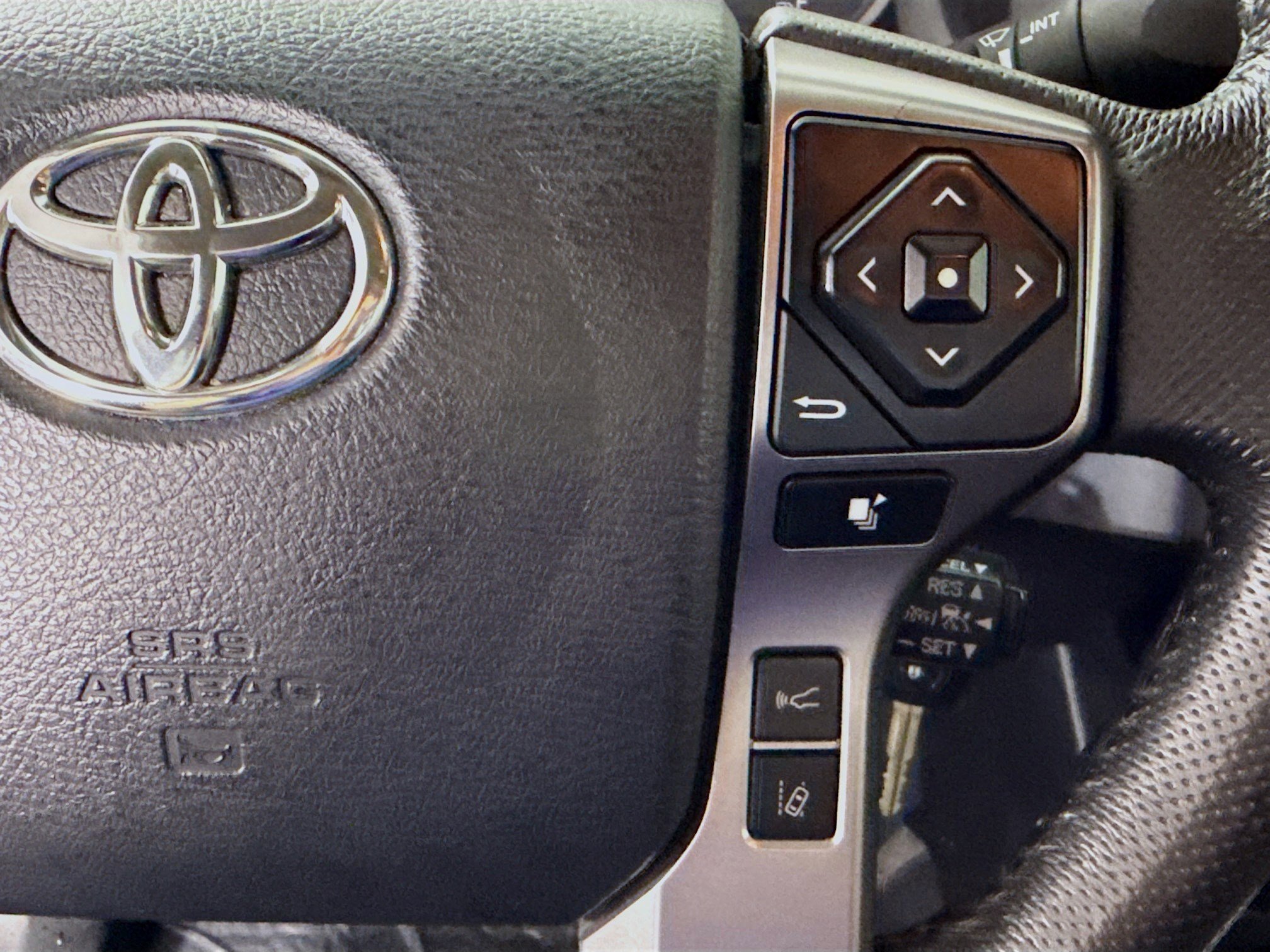 Used 2018 Toyota Tacoma SR5 w/ SR5 Appearance Package (SM) image 15