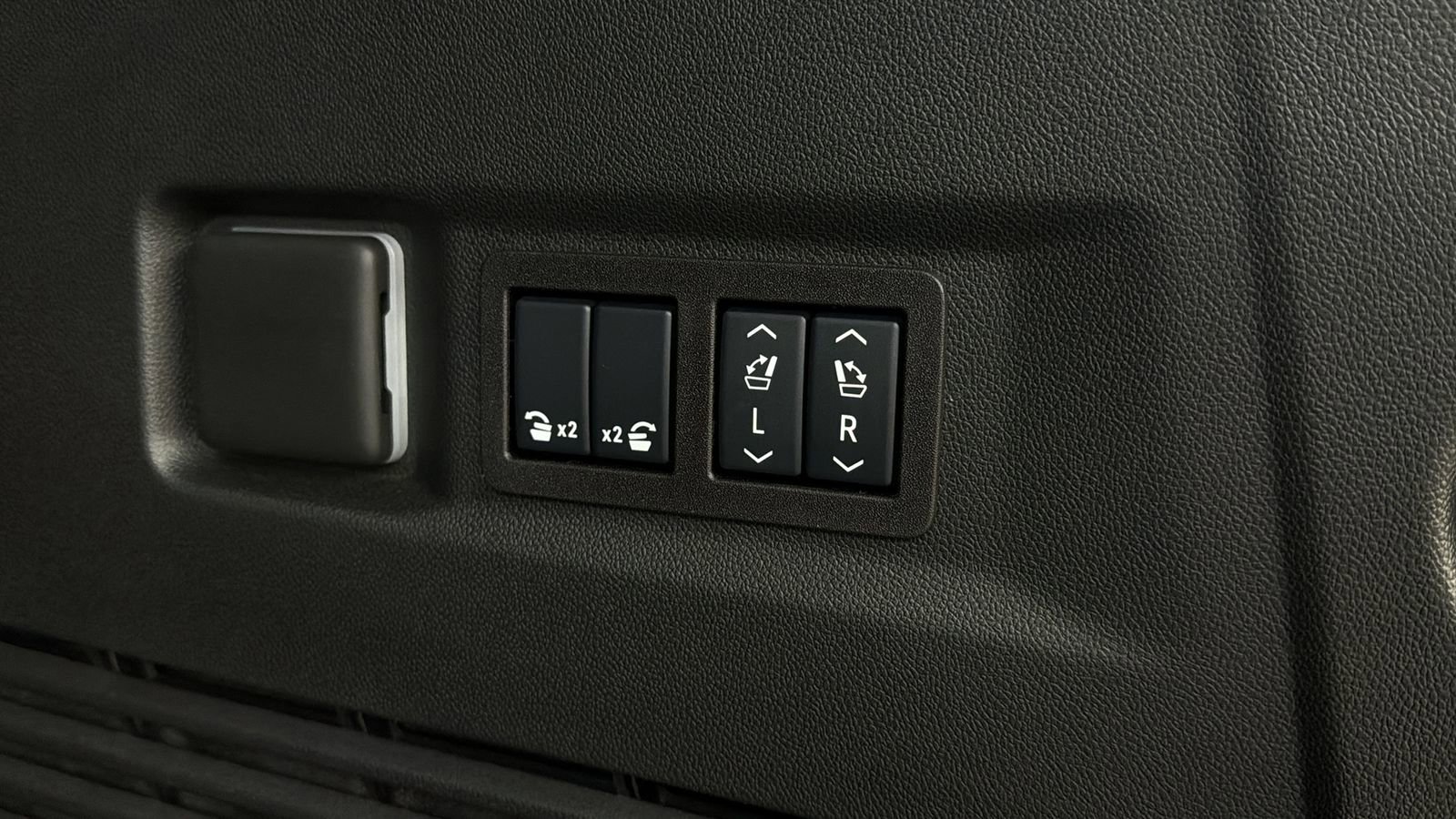 Used 2026 GMC Yukon Denali w/ Sun & Power Step Package AWD/4WD image 15