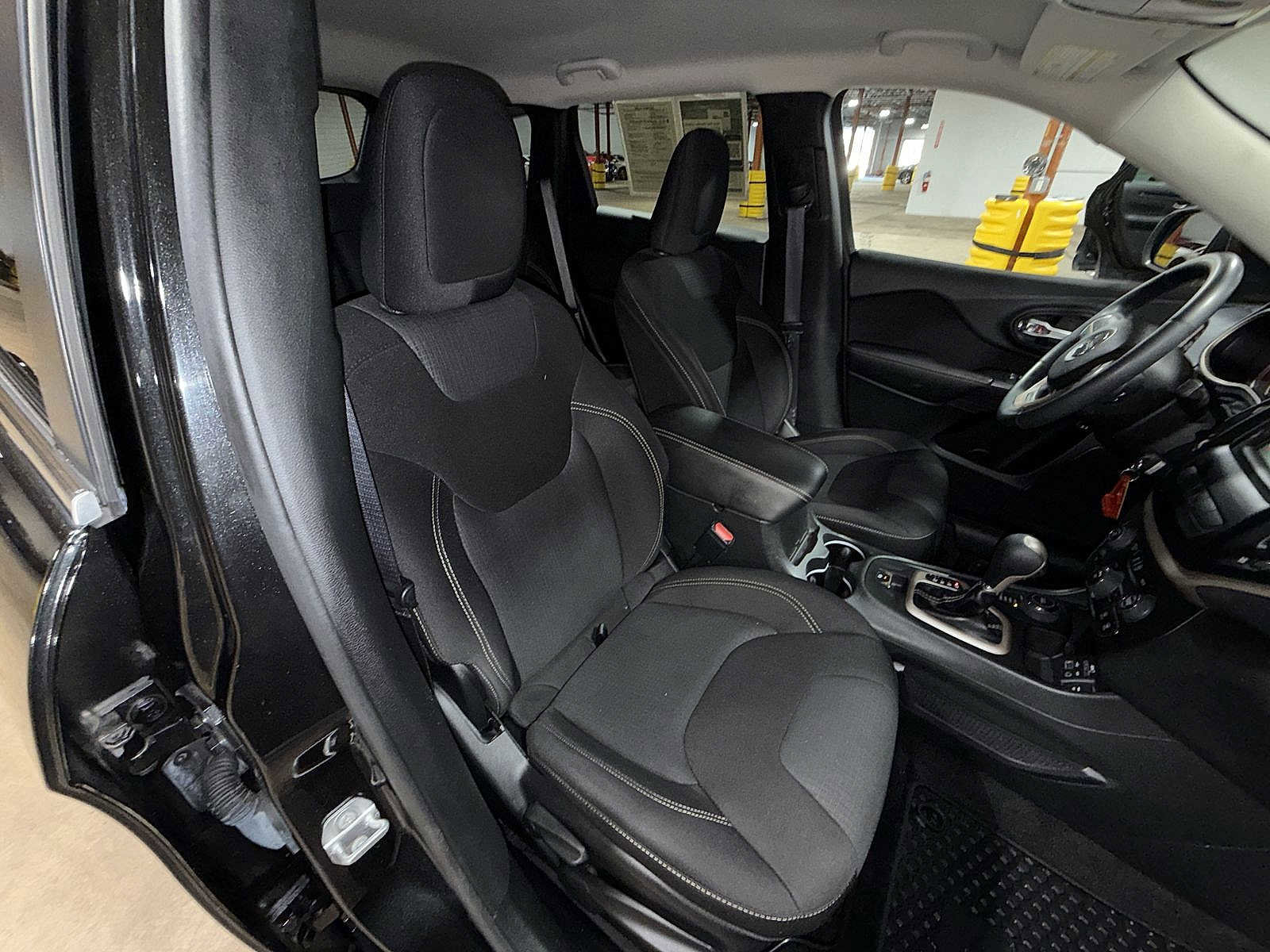 Used 2015 Jeep Cherokee Latitude image 16