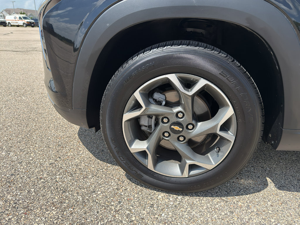 Used 2025 Chevrolet Trax LT FWD image 8