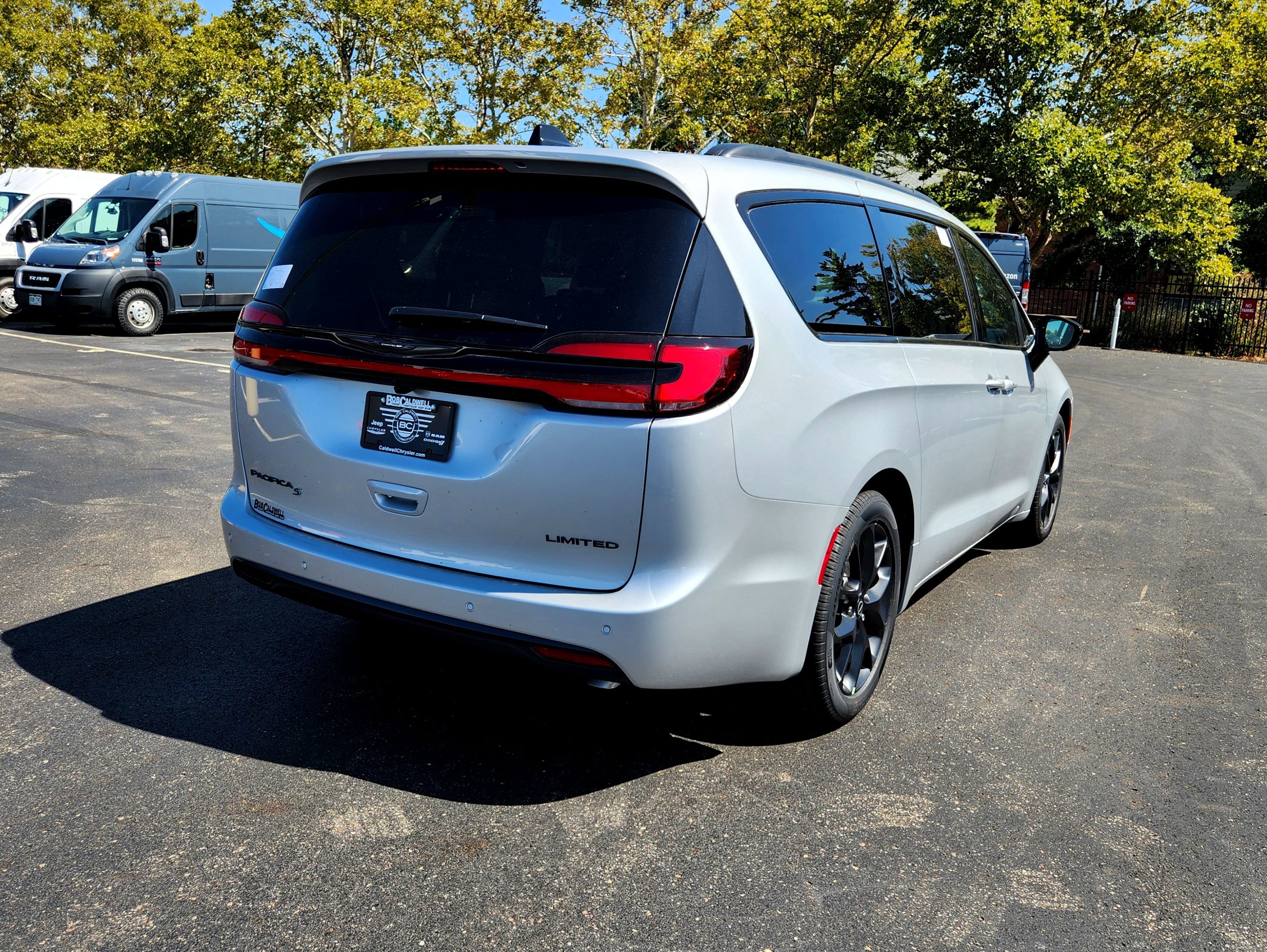 New 2026 Chrysler Pacifica Limited w/ Uconnect Theater Family Group image 9