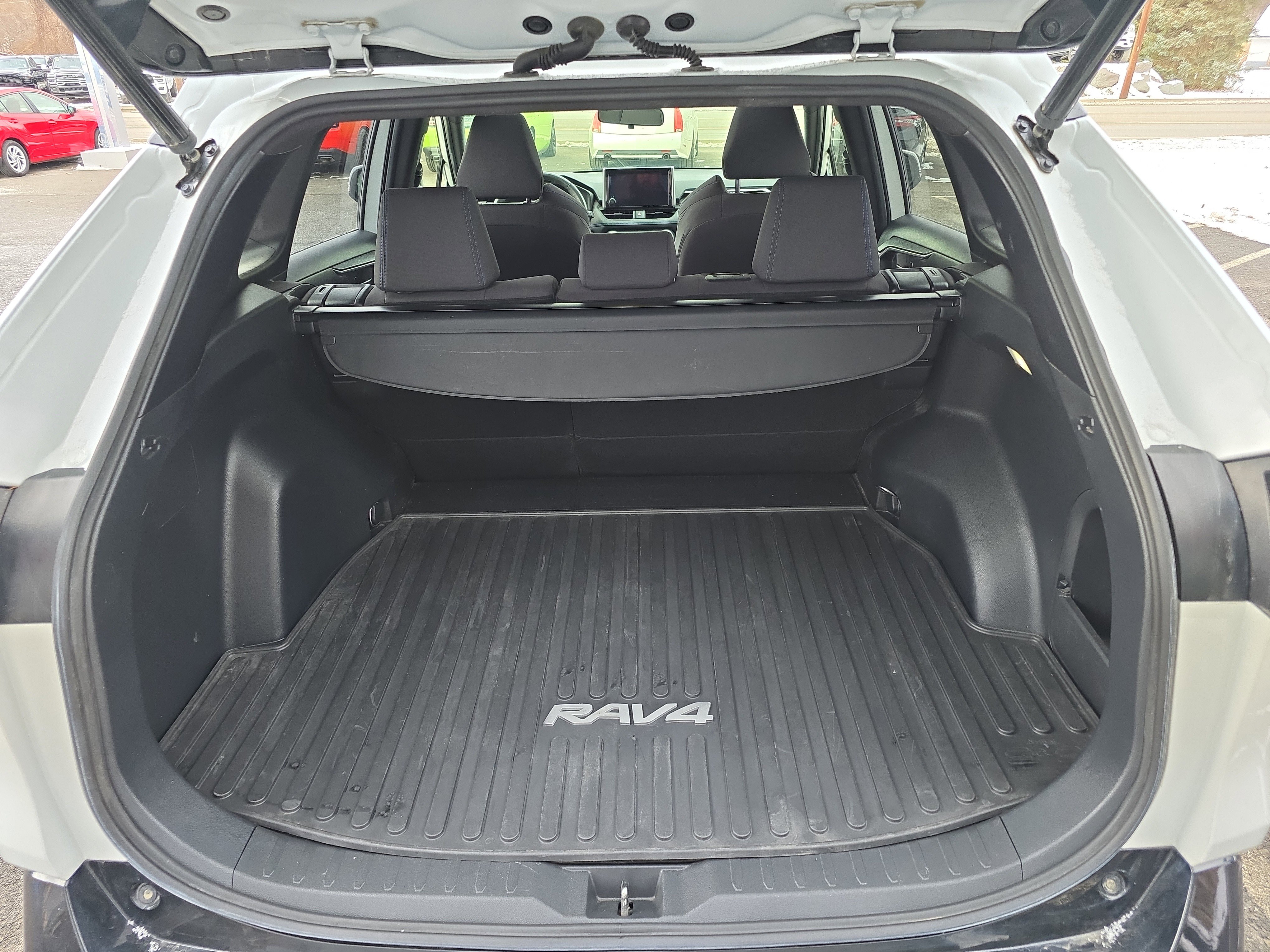 Used 2023 Toyota RAV4 SE image 5