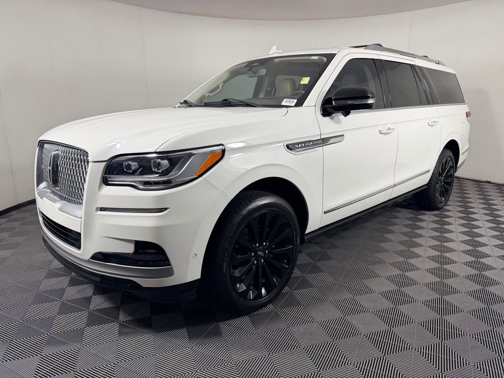 Used 2022 Lincoln Navigator L Reserve image 3