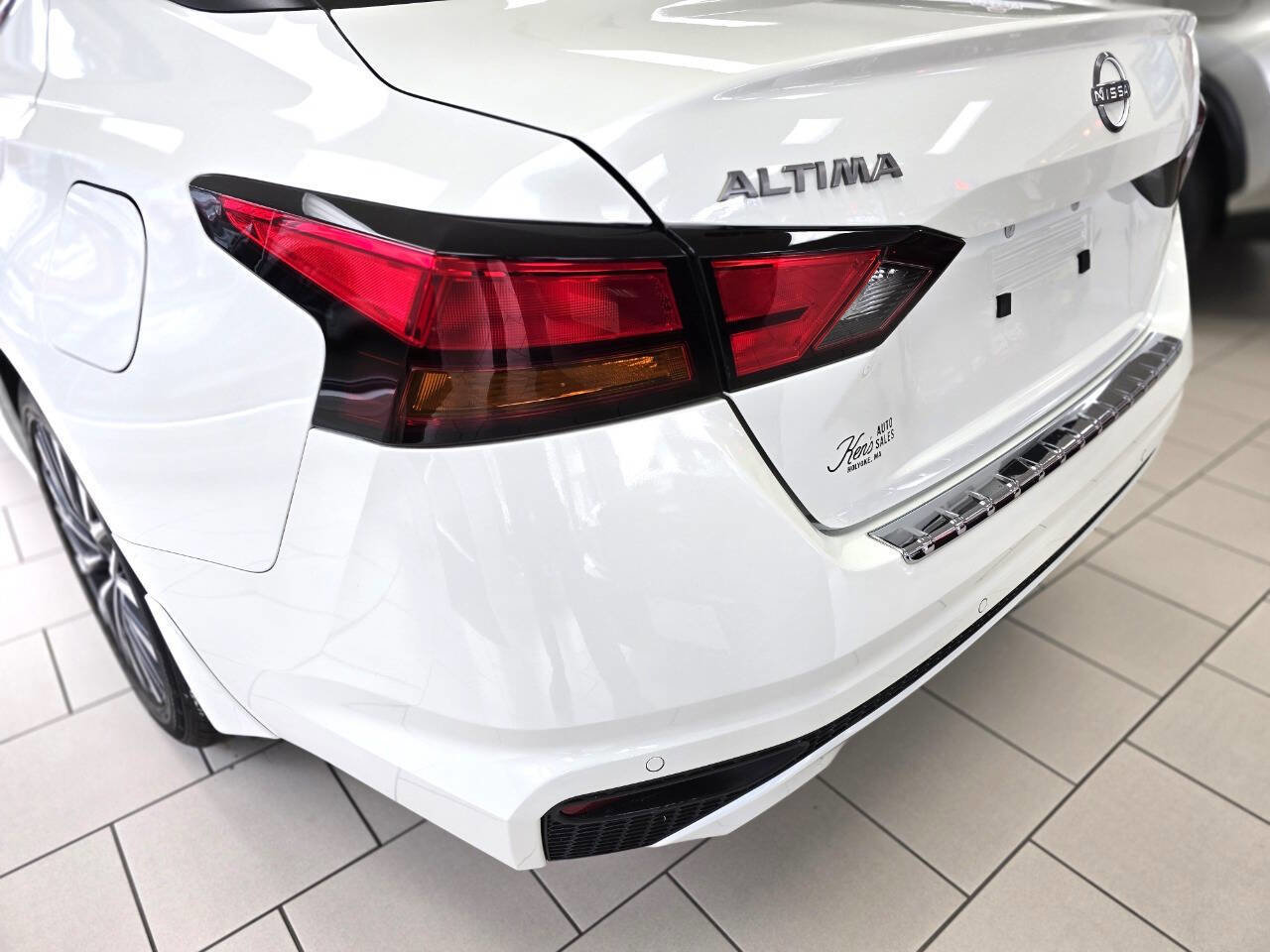 Used 2023 Nissan Altima 2.5 SV w/ SV Premium Package image 11