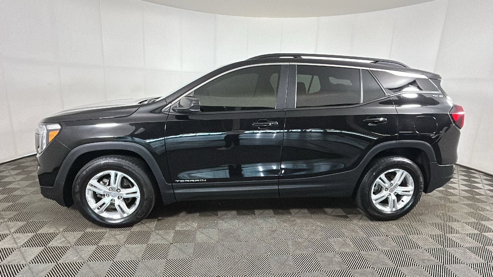 Used 2022 GMC Terrain SLE w/ Driver Convenience Package AWD/4WD image 8
