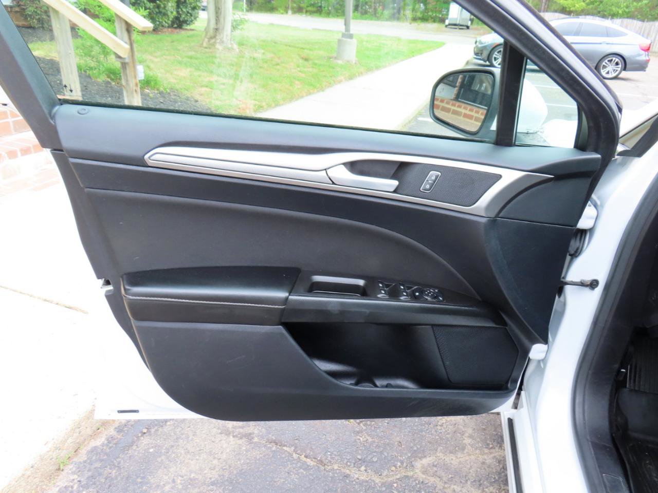 Used 2020 Ford Fusion SE FWD image 16