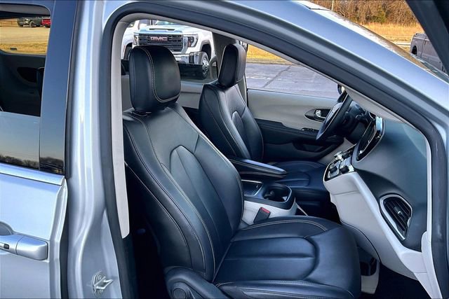 Used 2024 Chrysler Pacifica Touring-L image 29