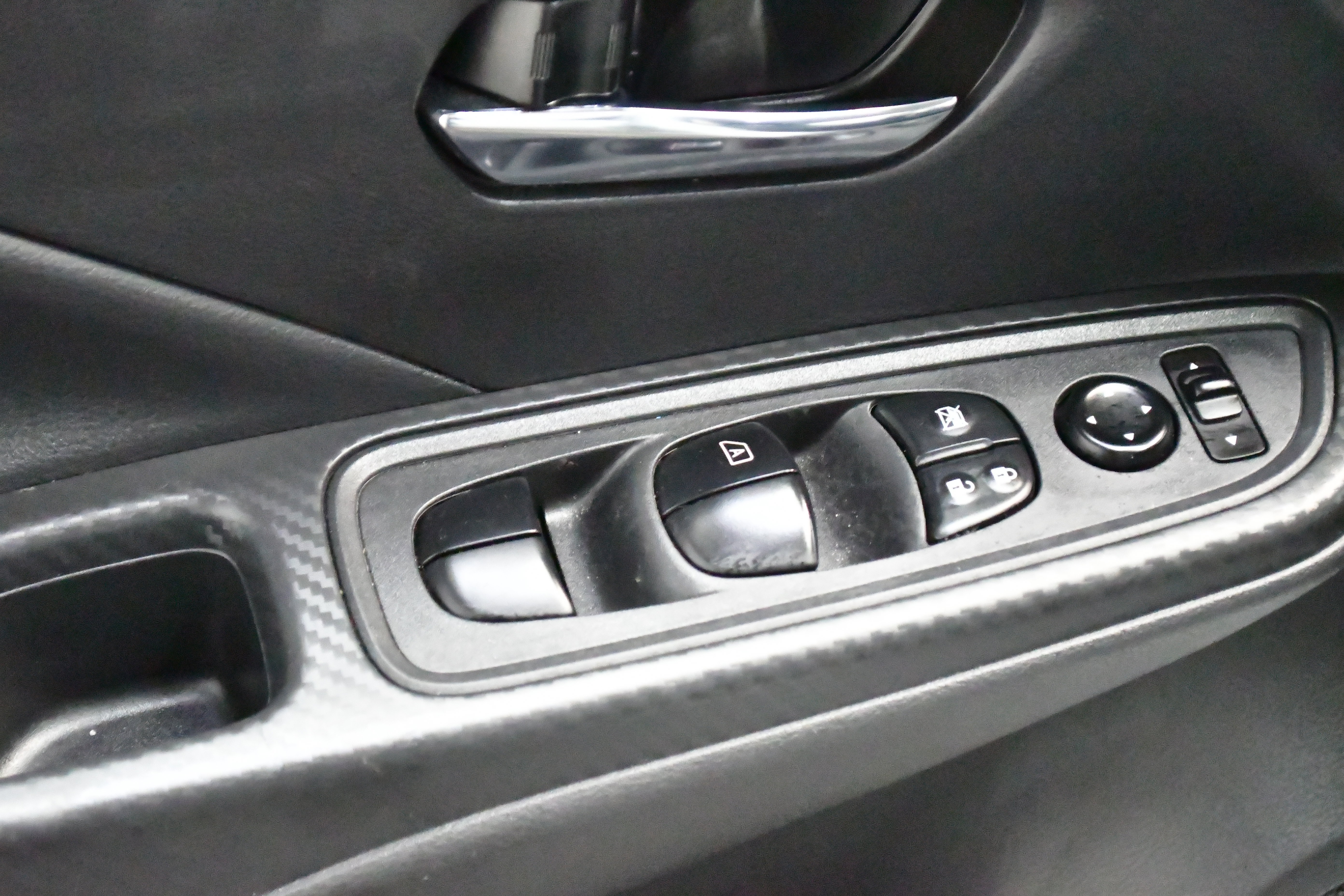 Used 2025 Nissan Versa SV image 15