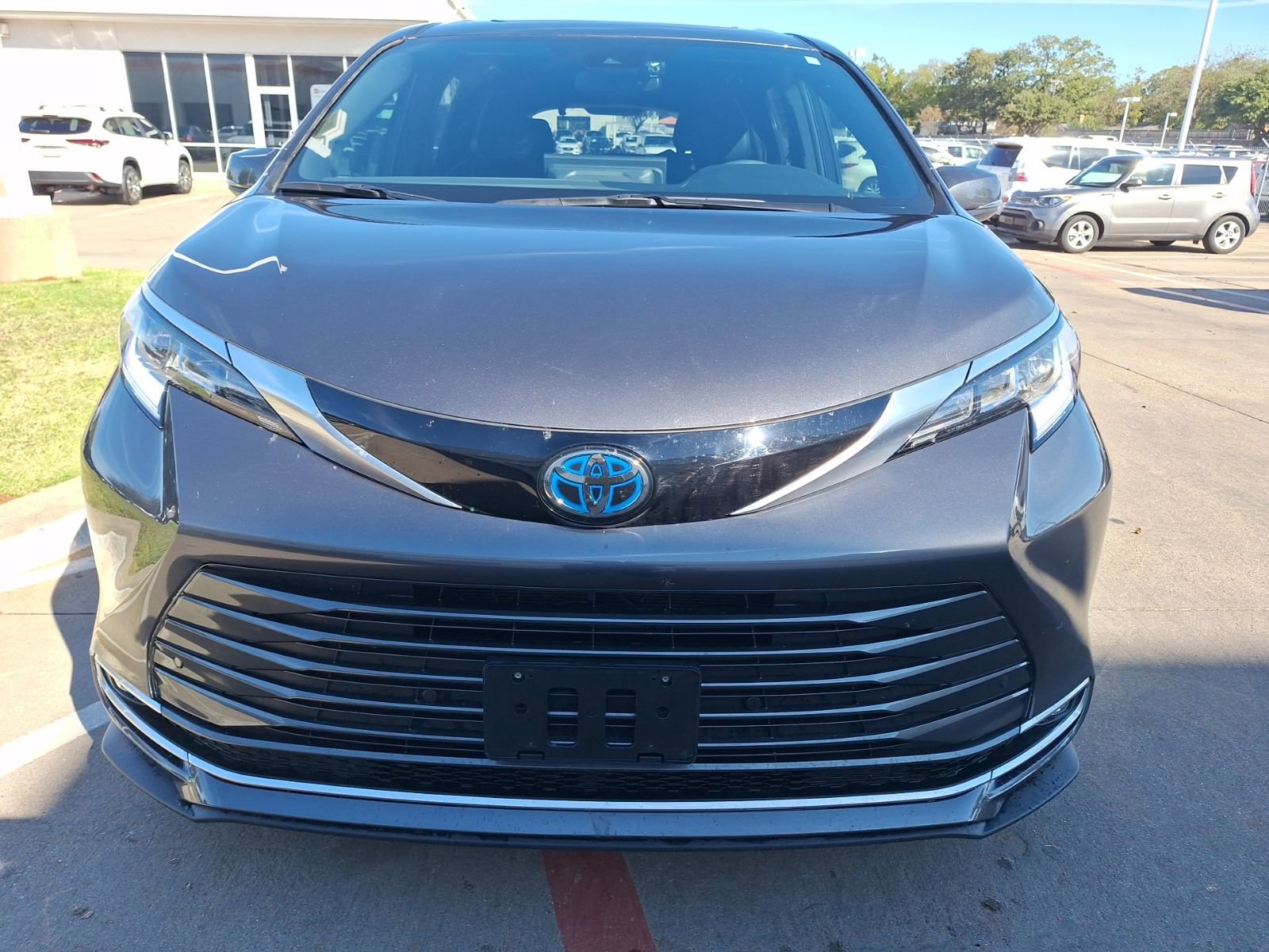 Used 2025 Toyota Sienna Limited image 9