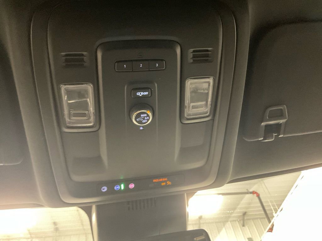 Used 2024 GMC Yukon XL SLT image 28