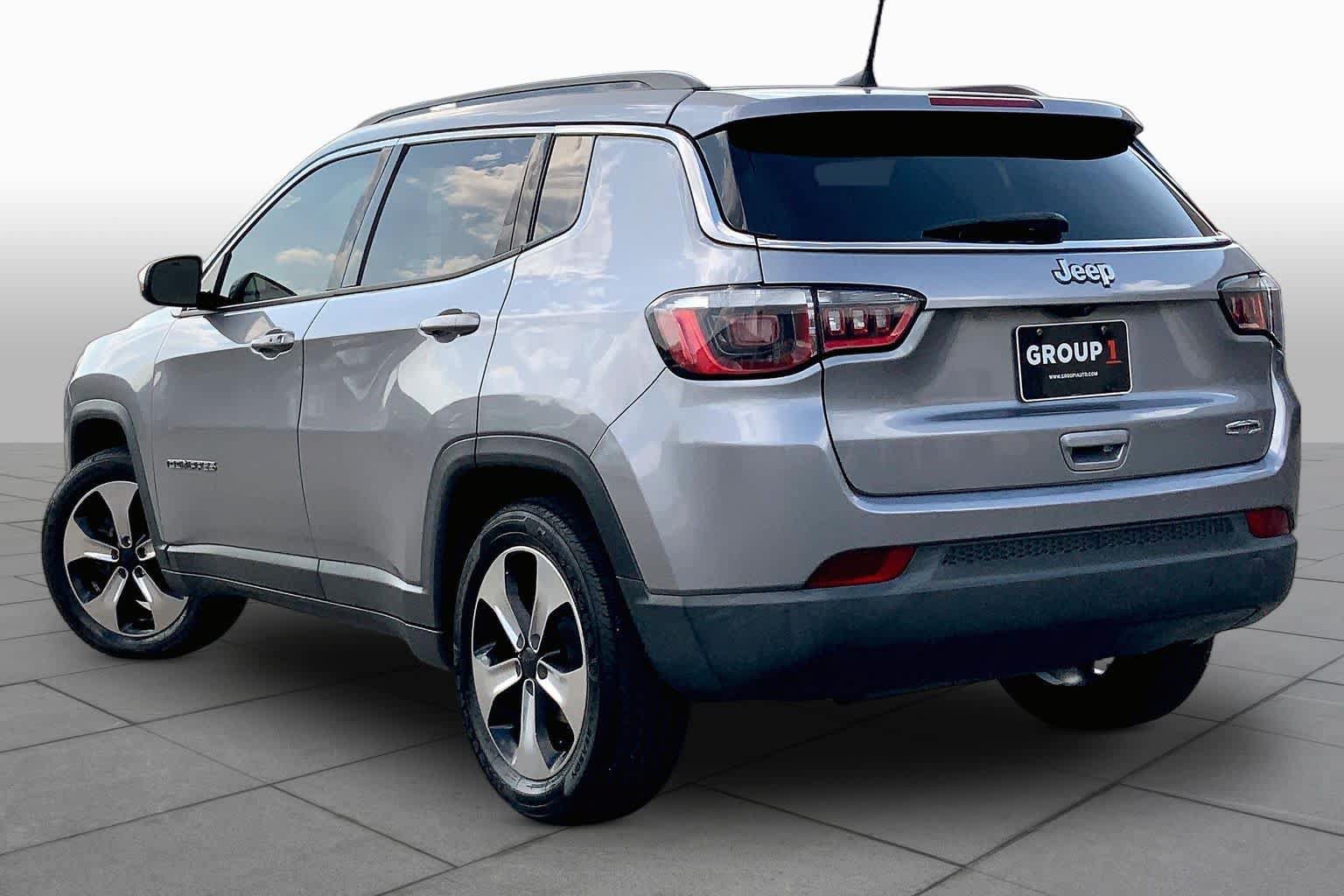 Used 2018 Jeep Compass Latitude w/ Popular Equipment Group FWD image 12